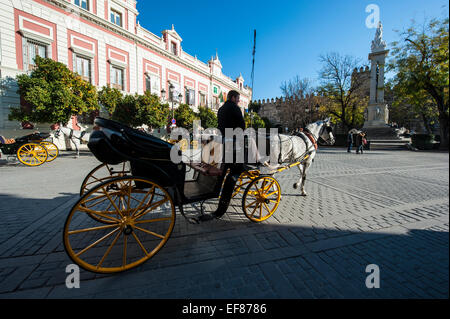 Una carrozza trainata da cavalli a Siviglia in Spagna. Foto Stock