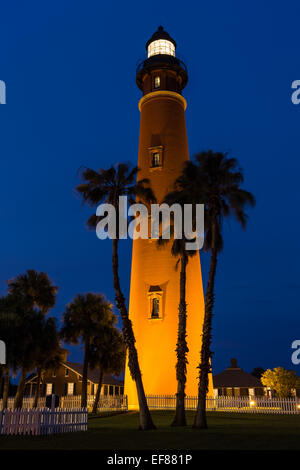 Twilight scende oltre il Ponce de Leon faro di aspirazione che creano una bella scena notturna. Situato in Ponce Inlet vicino a Daytona Beac Foto Stock