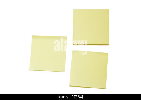 Due giallo vuota Post-it notes (Note) e una pila, isolato su sfondo bianco. Foto Stock