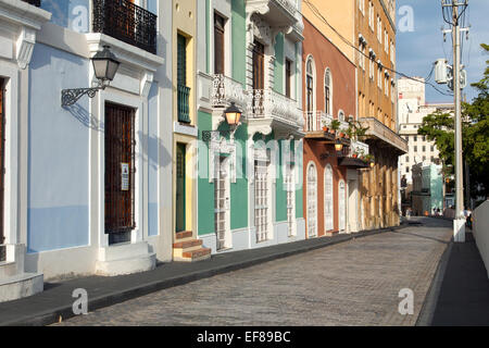 Voci colorate su strada nella vecchia San Juan, Puerto Rico Foto Stock