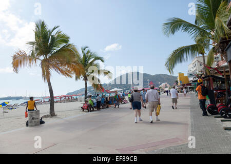 Passeggiata lungo la spiaggia di fronte a negozi e ristoranti in Philipsburg, San Martin Caraibi Foto Stock