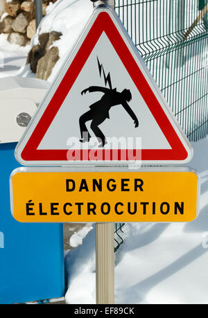 Segnaletica di pericolo di avvertimento del rischio di elettrocuzione da live rampa sulla rete ferroviaria francese. Essa mette in guardia contro il pericolo di scosse elettriche. Foto Stock