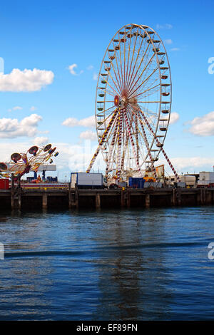 Big Wheel sul molo di Dun Laoighre, Co. Wicklow Irlanda Foto Stock