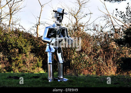 La vita di metallo di dimensioni scultura Cowboy con pistole disegnati sul ciglio della strada in East Anglia, REGNO UNITO Foto Stock