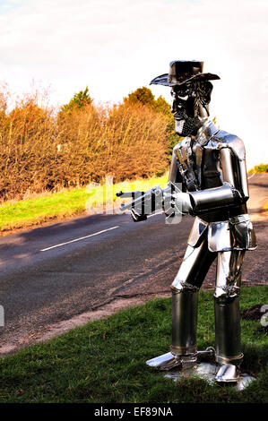 La vita di metallo di dimensioni scultura Cowboy con pistole disegnati sul ciglio della strada in East Anglia, REGNO UNITO Foto Stock