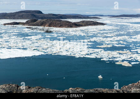 Canada, Nunavut Territorio, C-Dory expedition boat circondato dalla fusione del ghiaccio del mare nella Baia di Hudson vicino al Circolo Polare Artico in Chann congelati Foto Stock