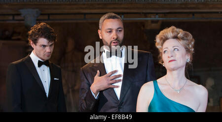 Matteo Needham come Nero, Christopher Colquhoun come Narciso e Sian Thomas come Agrippina, l-r. Wilton's Music Hall presenta 'Britannicus', una nuova produzione di Racine è lo studio di Roma sotto la tirannia di Nerone la regola. Questa nuova traduzione di Timberlake Wertenbaker è diretto da Irina marrone. Le funzioni cast Jude Akuwudike Zoe Aldrich, Christopher Colqhoun, Matteo Needham, Sian Thomas, Alex Vlahos e Hara Yannas. Foto Stock