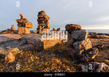 Canada, Nunavut, territorio, impostando il sole illumina la pietra sulla CAIRNS HARBOUR isole lungo la Baia di Hudson vicino al Circolo Polare Artico Foto Stock