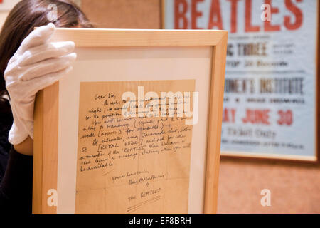 Lettera manoscritta da Paul McCartney invitanti e batterista sconosciuto per audition, trovato all'interno di un libro nel 2011 al bagagliaio della vettura in vendita in Bootle, Liverpool. Preventivo: £7.000. La cultura pop: Rock e Pop Memorabilia vendita da Christie's a South Kensington il 15 novembre 2011 comprendente oltre 200 altamente oggetti collezionabili quali abbigliamento, poster, articoli firmati, premi figurati o. Foto Stock