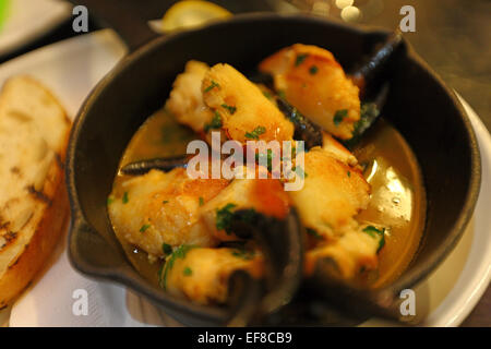 Granchio artigli al Mourne Seafood Bar, Belfast. Foto Stock