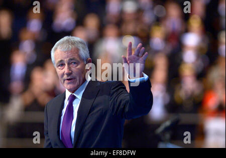 Washington, DC, Stati Uniti d'America. 28 gen, 2015. Negli Stati Uniti in uscita Il Segretario della Difesa Chuck Hagel gesti durante una cerimonia di congedo della Virginia Base comune Myer-Henderson Hall, al di fuori di Washington, DC, Stati Uniti, gennaio 28, 2015. Credito: Yin Bogu/Xinhua/Alamy Live News Foto Stock