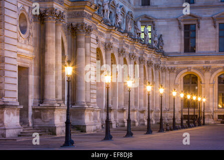 Fila di lampade nel cortile del Musee du Louvre, Parigi Francia Foto Stock