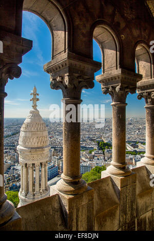 Vista dalla cima del Basilique du Sacre Coeur di Montmartre, Parigi Francia Foto Stock