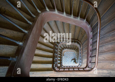 Antica scala nell'edificio vicino a rue de Faubourg Saint-Antoine di Parigi Francia Foto Stock