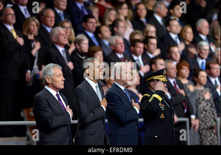 Washington, DC, Stati Uniti d'America. 28 gen, 2015. (L a R) uscente DEGLI STATI UNITI Il Segretario della Difesa Chuck Hagel, U.S. Barack Obama presidente, vice presidente Joe Biden e Presidente del Comune di capi di Stato Maggiore Generale Martin Dempsey assistere ad una cerimonia di congedo della Virginia Base comune Myer-Henderson Hall, al di fuori di Washington, DC, Stati Uniti, gennaio 28, 2015. Credito: Yin Bogu/Xinhua/Alamy Live News Foto Stock