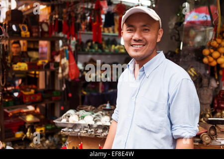Proprietario del negozio in un antico mercato nella Città Vecchia di Shanghai, Cina Foto Stock