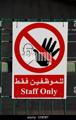 Tenere fuori sign in inglese e arabo Foto Stock