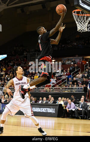 Chestnut Hill, Massachusetts, STATI UNITI D'AMERICA. 28 gen, 2015. Louisville Cardinali guard Terry Rozier (0) prende la palla al cestello durante il NCAA pallacanestro tra i cardinali di Louisville e il Boston College Eagles tenutosi presso il Conte Forum in Chestnut Hill, Massachusetts. Eric Canha/CSM/Alamy Live News Foto Stock