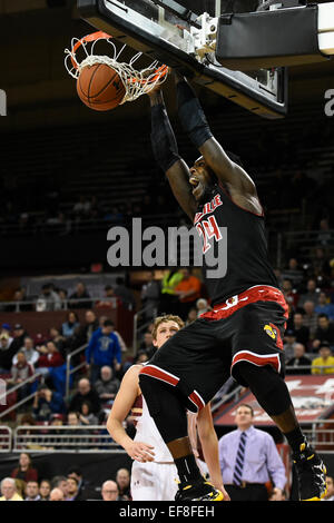 Chestnut Hill, Massachusetts, STATI UNITI D'AMERICA. 28 gen, 2015. Louisville Cardinali avanti Montrezl Harrell (24) schiacciate la sfera durante il NCAA pallacanestro tra i cardinali di Louisville e il Boston College Eagles tenutosi presso il Conte Forum in Chestnut Hill, Massachusetts. Eric Canha/CSM/Alamy Live News Foto Stock