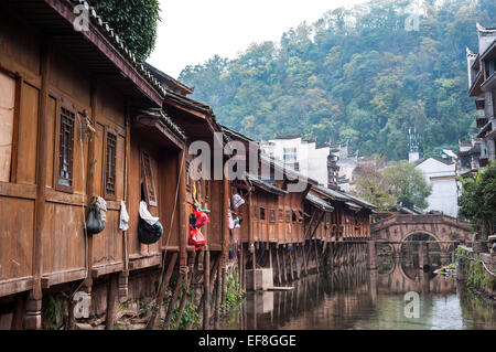 Tradizionali edifici in legno e antico ponte in pietra fenghuang antica città, provincia del Hunan, Cina Foto Stock