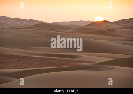 Tramonto dietro le dune di sabbia di Liwa, Abu Dhabi, Emirati arabi uniti Foto Stock