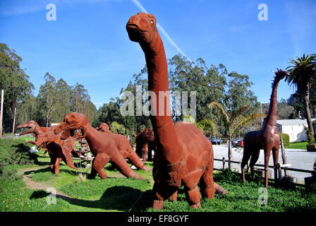 Vista della città spagnola art park in half Moon Bay california con dinosauri in metallo Foto Stock