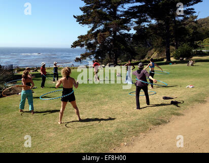 Gruppo di Esalen pratica dei partecipanti in un gruppo di hula lungo il big sur coast Foto Stock
