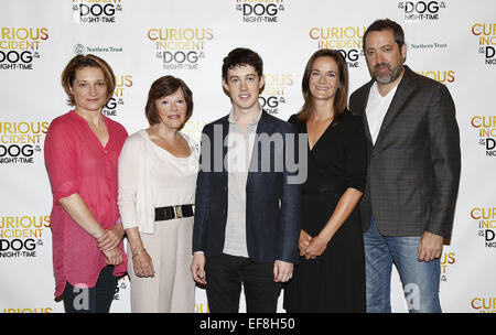 Incontrare e salutare con il cast e team creativo del Teatro Nazionale di produzione il curioso incidente del cane nelle ore notturne al nuovo 42nd Street Studios. Dotato di: Francesca Faridany,Helen Carey,Alexander Sharp,Enid Graham,Ian Barford dove Foto Stock