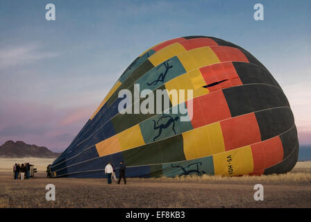 Aria calda il gonfiaggio del palloncino all'alba nel deserto del Namib, Namibia, Africa Foto Stock