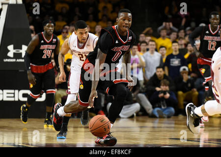 Chestnut Hill, Massachusetts, STATI UNITI D'AMERICA. 28 gen, 2015. Louisville Cardinali guard Terry Rozier (0) aziona la sfera durante il NCAA pallacanestro tra i cardinali di Louisville e il Boston College Eagles tenutosi presso il Conte Forum in Chestnut Hill, Massachusetts. Louisville ha sconfitto il Boston College 81-72 nel regolamento del tempo. Eric Canha/CSM/Alamy Live News Foto Stock