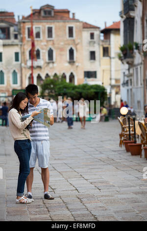 I turisti a Venezia la lettura di una mappa Foto Stock
