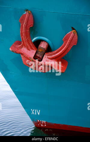 Ancoraggio rosso sul recipiente di blu. Dal porto di Aarhus, Danimarca Foto Stock