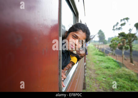 Ragazza TAMIL proteso al di fuori della finestra del treno mentre si viaggia in prossimità HAPUTALE Foto Stock