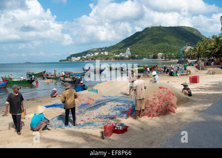 I pescatori sulla spiaggia, Vung Tau, Vietnam Foto Stock