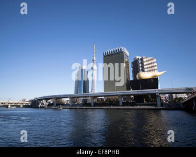 Tokyo Skytree, a 634m più alte del mondo free-standing torre di radiodiffusione. Sumida River, Asakusa. Foto Stock