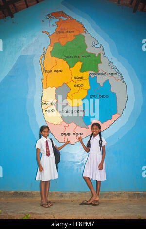 Enti locali DELLO SRI LANKA scuola bambini puntando verso la loro posizione sulla mappa Foto Stock