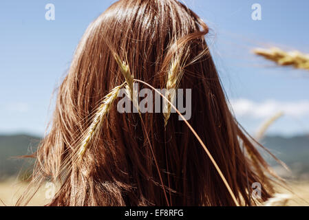 Vista posteriore del giovane testa di donna con chicco di grano Foto Stock