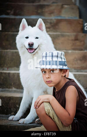 Ritratto di un ragazzo con il suo cane samoiato Foto Stock