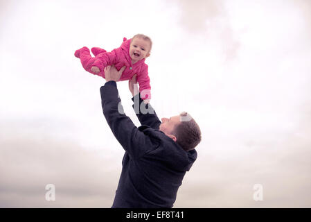 Padre e figlia (6-11 mesi) giocando Foto Stock