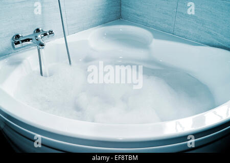 Una vasca idromassaggio piena di schiuma pronti a prendere un bagno Foto Stock