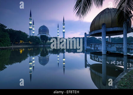 Malaysia, Shah Alam, Sunrise a Masjid Sultan Salahuddin Abdul Aziz Shah moschea Foto Stock