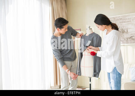 Due fashion designer che lavorano Foto Stock