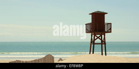 Spagna, Andalusia, barbate, bagnino capanna sulla spiaggia Foto Stock