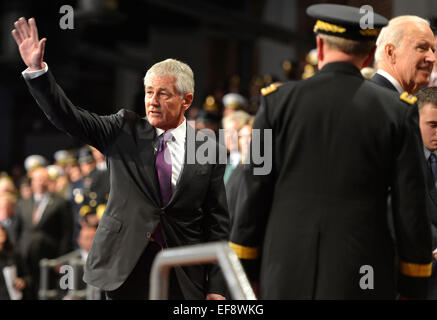 Base comune Myer-Henderson Hall, Virginia. 28 gen, 2015. In uscita negli Stati Uniti il Segretario della Difesa Chuck Hagel onde addio a conclusione di una delle Forze Armate addio omaggio, 28 gennaio 2015 a base comune Myer-Henderson Hall, Virginia. Vice Segretario Ashton Carter, che ha servito sotto il Leon Panetta e Hagel è previsto per essere facilmente approvato dal Senato per riuscire Hagel. Credito: Mike Theiler/Piscina via CNP - nessun filo SERVICE - © dpa/Alamy Live News Foto Stock