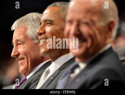 Base comune Myer-Henderson Hall, Virginia. 28 gen, 2015. Il Presidente degli Stati Uniti Barack Obama (C) unisce il Segretario uscente della difesa Chuck Hagel (L) e il Vice Presidente Joe Biden in una risata come essi partecipare alle Forze Armate addio omaggio per Hagel, 28 gennaio 2015 a base comune Myer-Henderson Hall, Virginia. Vice Segretario Ashton Carter, che ha servito sotto il Leon Panetta e Hagel è previsto per essere facilmente approvato dal Senato per sostituire Hagel. Credito: Mike Theiler/Piscina via CNP - nessun filo SERVICE - © dpa/Alamy Live News Foto Stock