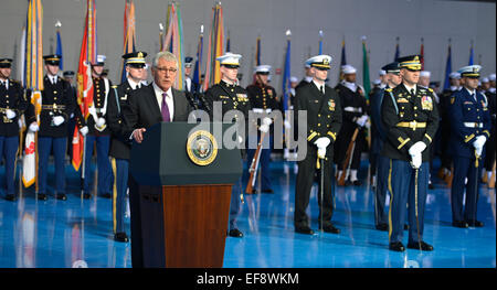 Base comune Myer-Henderson Hall, Virginia. 28 gen, 2015. In uscita negli Stati Uniti il Segretario della Difesa Chuck Hagel rende commento durante una delle Forze Armate addio omaggio, 28 gennaio 2015 a base comune Myer-Henderson Hall, Virginia. Vice Segretario Ashton Carter, che ha servito sotto il Leon Panetta e Hagel è previsto per essere facilmente approvato dal Senato per riuscire Hagel. Credito: Mike Theiler/Piscina via CNP - nessun filo SERVICE - © dpa/Alamy Live News Foto Stock