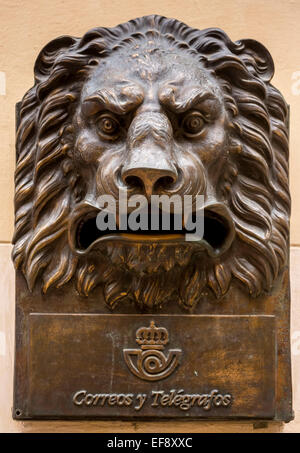 Cassetta postale di bronzo in forma di una testa di leone, Correos y Telegraficos, Havana, Cuba Foto Stock