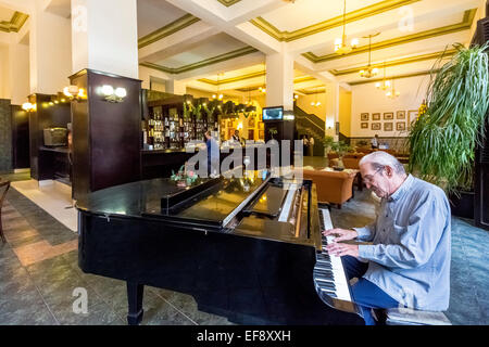 Hotel lobby con un pianista, Amos Mundos Hotel, l'hotel di scrittore Ernest Hemingway, Havana, Cuba Foto Stock