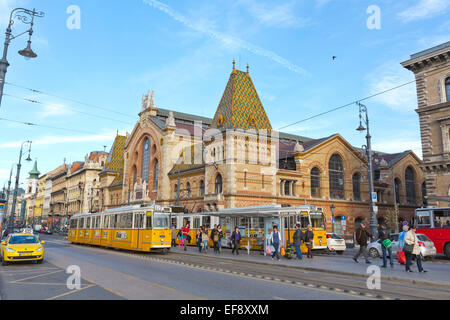 Giallo tram tram elettrico vicino al mercato coperto di Budapest Ungheria 141667 Budapest Foto Stock