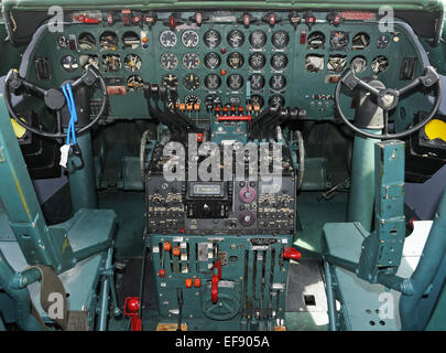 Vintage elica aereo vista cockpit DC-7 Foto Stock